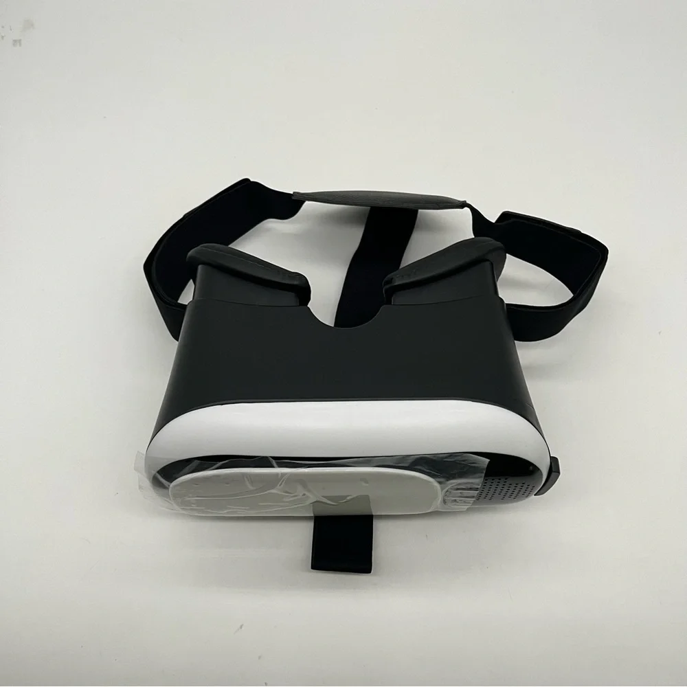 NWOT Virtual Reality Glasses in Black and White